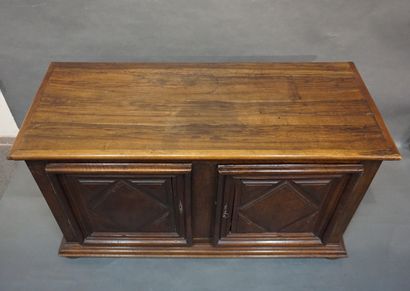 BUFFET DE CHASSE Hunting sideboard in natural wood with two doors (cracks). 88x159x64,5...