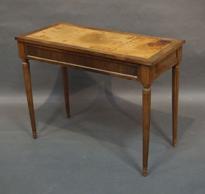 Bureau Plat Small flat desk in mahogany veneer and brass fillets, with two drawers...