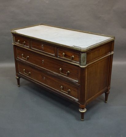 COMMODE Mahogany chest of drawers with three drawers, brass fillets and white marble...