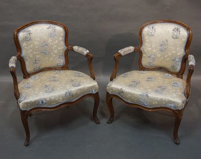 FAUTEUILS Pair of cabriolets armchairs in natural wood. Old work of Louis XV style....