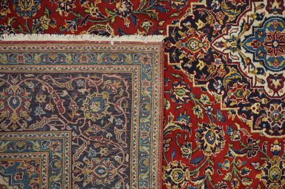 Ardekan Tapis Ardekan en laine à médaillon central et décor floral sur fond rouge...