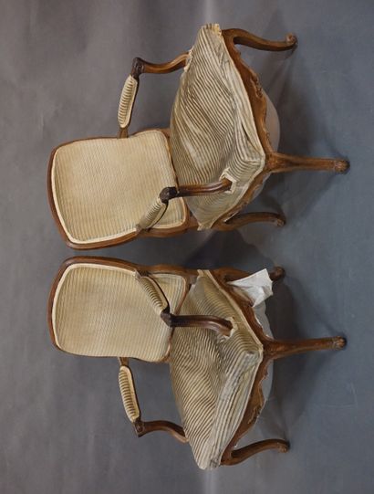 FAUTEUILS Paire de fauteuils en bois naturel mouluré, à dossiers plats, garnis de...