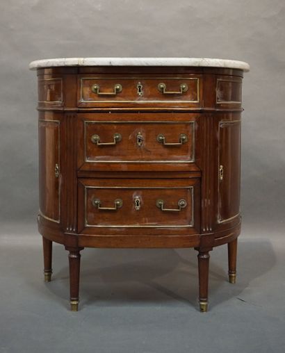 COMMODE DEMI-LUNE Small mahogany half-moon commode with three drawers, two doors...