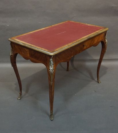 Bureau Plat Flat desk in veneer with a drawer in the belt and ornamentation of gilded...