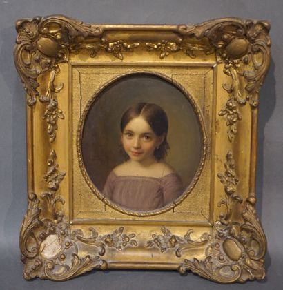 null Ecole XIX°: "Portrait de jeune fille à la robe grise", huile sur panneau à vue...