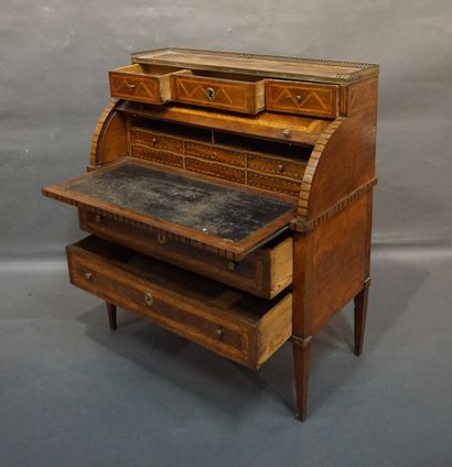 Bureau à cylindre Cylinder desk in veneer and marquetry of musical instruments. Directoire...