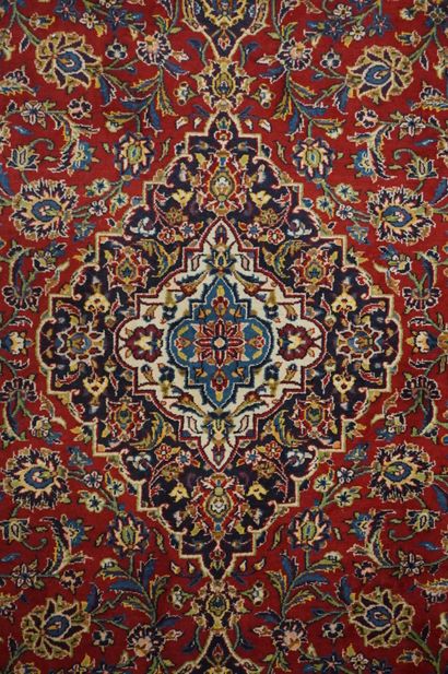 Ardekan Tapis Ardekan en laine à médaillon central et décor floral sur fond rouge...