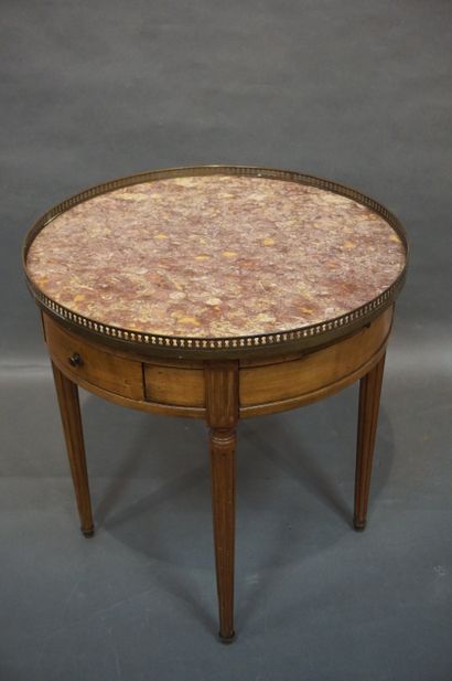 null Table bouillotte en bois et marbre rose à deux tiroirs et deux tirettes. Style...