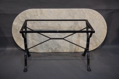  Table à piétement en fonte laqué noir et plateau marbre. 72x179x84 cm