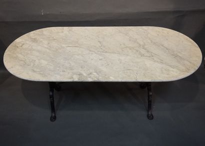  Table à piétement en fonte laqué noir et plateau marbre. 72x179x84 cm