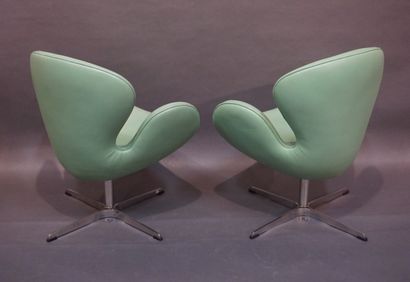  Paire de fauteuils en skaï vert à piétement en métal chromé, modèle Swan, d'après...