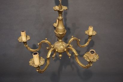 null Lustre en bronze de style Louis XV, à cinq bras de lumière. 43x63 cm