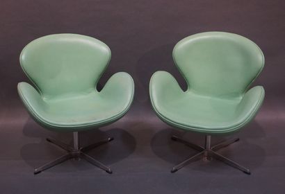  Paire de fauteuils en skaï vert à piétement en métal chromé, modèle Swan, d'après...