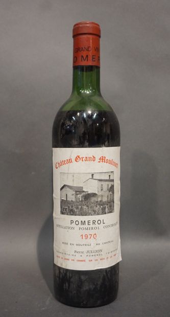null Une bouteille de vin Château Grand Moulinet Pomerol 1970 (mi épaule).
