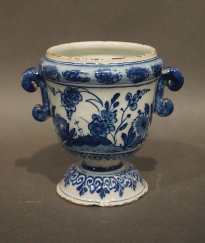 DELFT Petit vase en faïence de Delft de forme Médicis à décor en camaïeu bleu de...