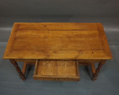 null Table en bois naturel à entretoise et un tiroir en ceinture. 72x129x64 cm