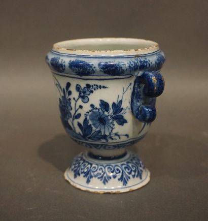 DELFT Petit vase en faïence de Delft de forme Médicis à décor en camaïeu bleu de...
