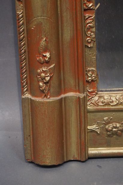 GLACE Glace de cheminée à cadre en bois et stuc doré (petits manques). 117x90 cm