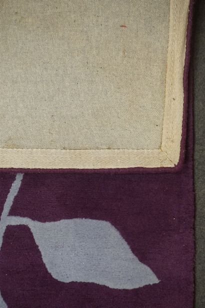 null Tapis indien en laine à décor d'oiseau sur fond violet. 170x230 cm