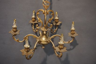 null Lustre en bronze et laiton de style Louis XV, à six bras de lumière. 42x55 ...