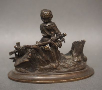 null Bronze: "Enfant devant une barrière". 8,5 cm