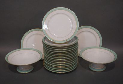 null Partie de service en porcelaine blanche et doré à marli vert. 22 pièces: 18...