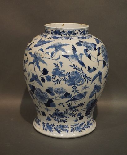 null Vase en porcelaine asiatique à décor bleu/blanc de fleurs, d'oiseaux et de papillons...