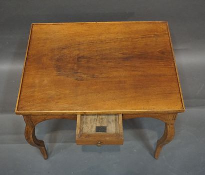 null Table basse en bois naturel, à un tiroir en ceinture. Style Louis XV. 55x70x54...