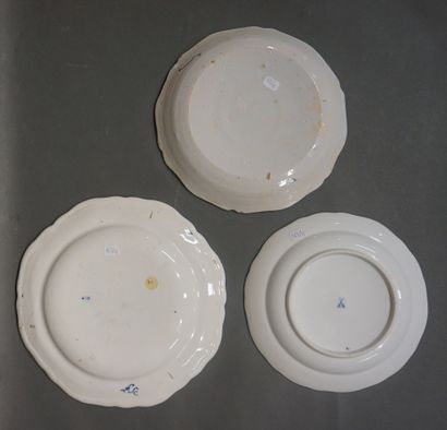 null Deux assiettes en faïence et une assiette en porcelaine de Meissen (21 cm).