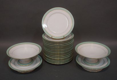 null Partie de service en porcelaine blanche et doré à marli vert. 22 pièces: 18...