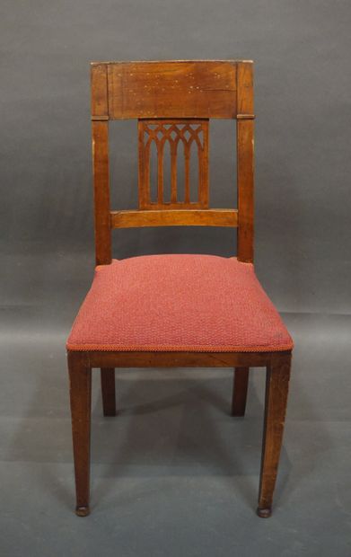 null Chaise en bois naturel à dossier à bandeau, garni de tissu rouge (usures). 88...