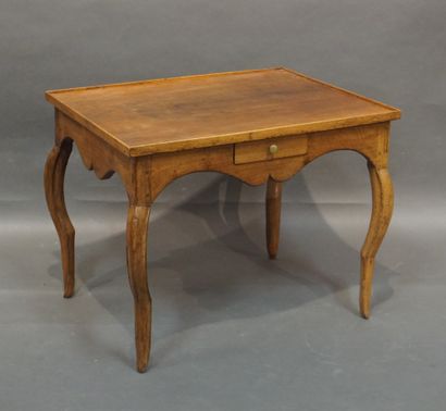 null Table basse en bois naturel, à un tiroir en ceinture. Style Louis XV. 55x70x54...