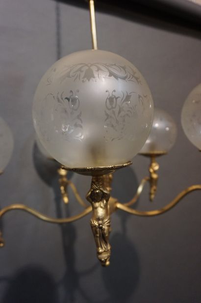 null Lustre en laiton et globes de verre, à cinq bras de lumière. 60x65 cm