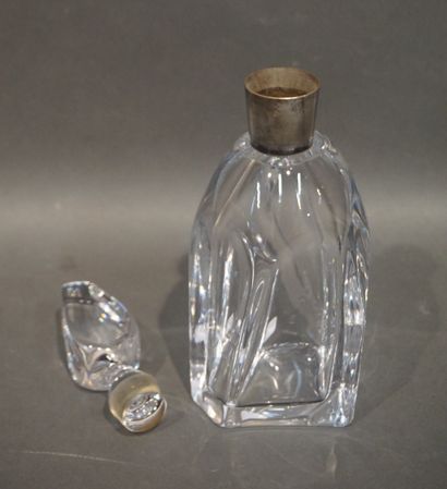 DAUM Carafe en cristal de Daum à cerclage en métal argenté. 29 cm