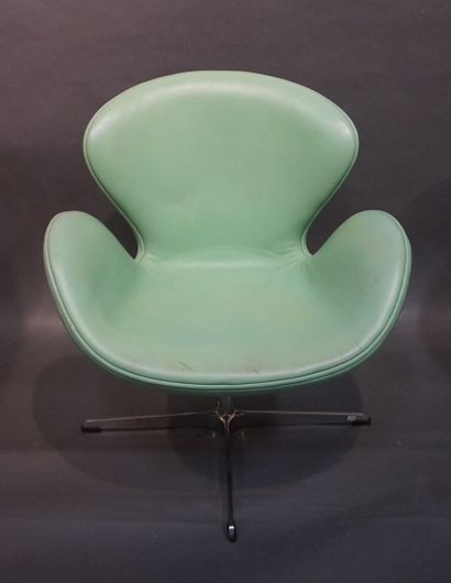 null Paire de fauteuils en skaï vert à piétement en métal chromé, modèle Swan, d'après...