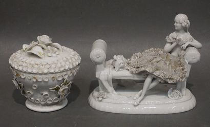 null Statuette de femme assise en porcelaine blanche (15x20x11 cm) et sucrier en...