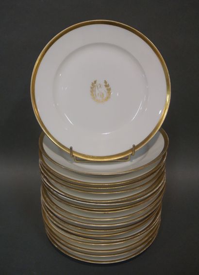 null Manette de 29 assiettes en porcelaine blanche à marli doré, monogrammées (11...