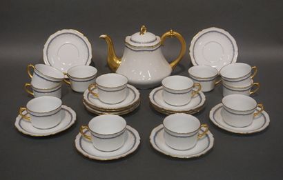 null Service à thé en porcelaine de Limoges blanche et doré à liseré bleu. 26 pièces:...