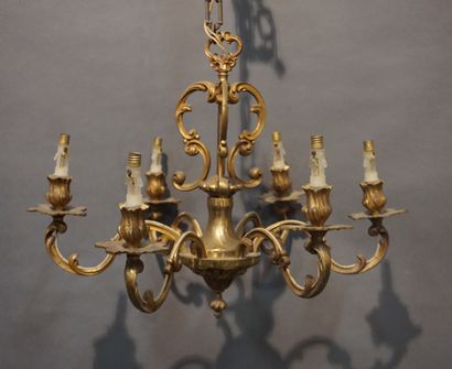 null Lustre en bronze et laiton de style Louis XV, à six bras de lumière. 42x55 ...