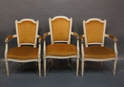 null Trois fauteuils en bois mouluré laqué blanc, garnis de velours marron. Style...