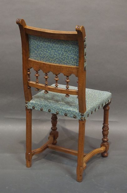 null Chaise de style Henri II garnie de tissu bleu. 94 cm