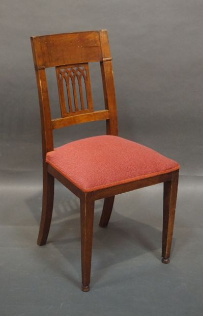 null Chaise en bois naturel à dossier à bandeau, garni de tissu rouge (usures). 88...