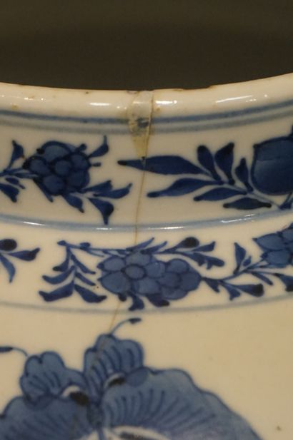 null Vase en porcelaine asiatique à décor bleu/blanc de fleurs, d'oiseaux et de papillons...