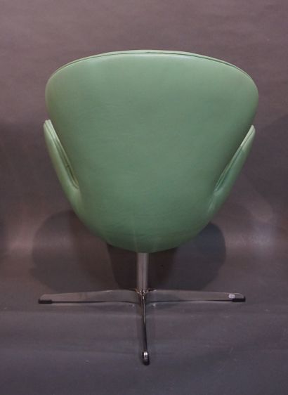 null Paire de fauteuils en skaï vert à piétement en métal chromé, modèle Swan, d'après...
