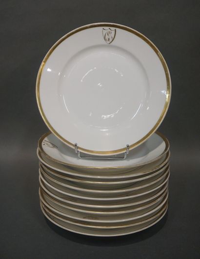 null Manette de 29 assiettes en porcelaine blanche à marli doré, monogrammées (11...