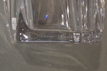 DAUM Carafe en cristal de Daum à cerclage en métal argenté. 29 cm