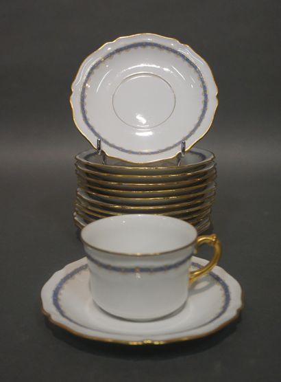 null Service à thé en porcelaine de Limoges blanche et doré à liseré bleu. 26 pièces:...