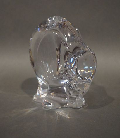 DAUM Eléphant en cristal de Daum. 11 cm