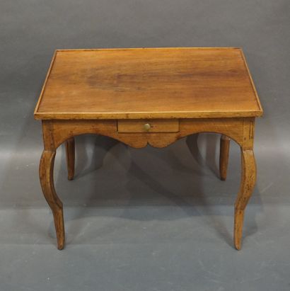 null Table basse en bois naturel, à un tiroir en ceinture. Style Louis XV. 55x70x54...