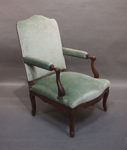 null Fauteuil en bois naturel sculpté garni de velours vert. Style Régence. 103x70x80...